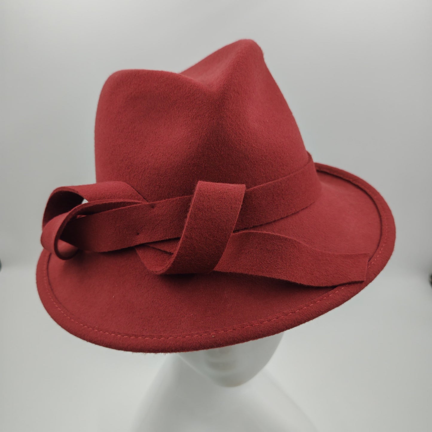 Wine colour wool hat with twists small brim