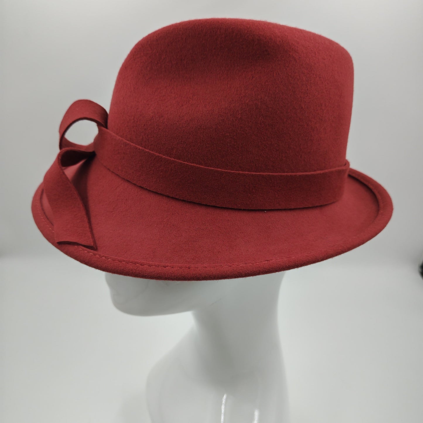 Wine colour wool hat with twists small brim