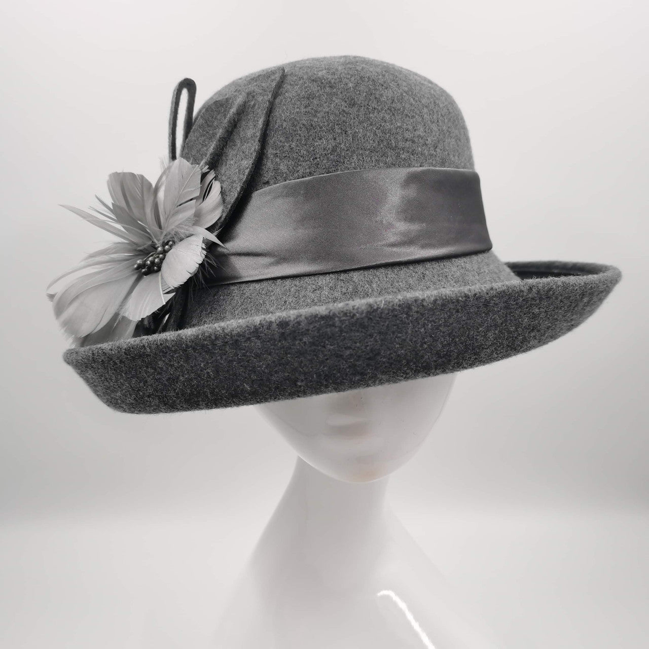 GorgeousGrey wool hat with flower