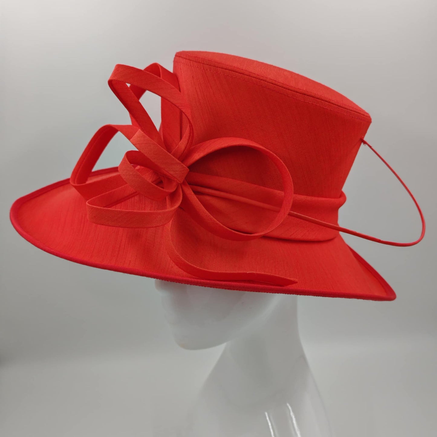 Red medium brim hat with bow