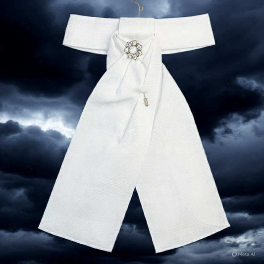 Women’s stock tie with pin